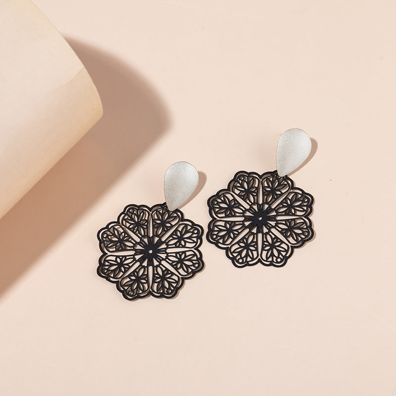 Pendientes de metal de color de mariposa hueca de contraste al por mayor